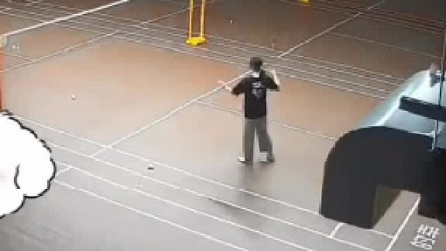 男子叫对象打羽毛球，对象一言不合摔拍子而去