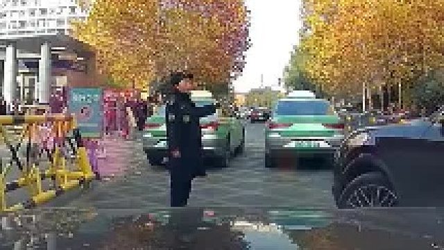 男子在医院门口排三十分钟的队，终于排到第一个了，结果被插队！