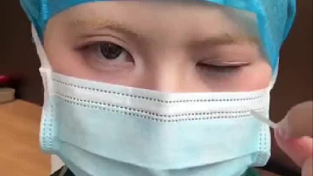 女护士因被投诉太凶了，上班时只能贴上双眼皮贴