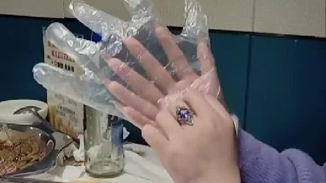 女子长了6根手指头，戴一次性手套少了一根该咋办