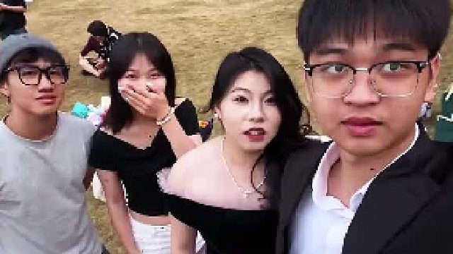 他暗恋的人被那个女的抢走了。