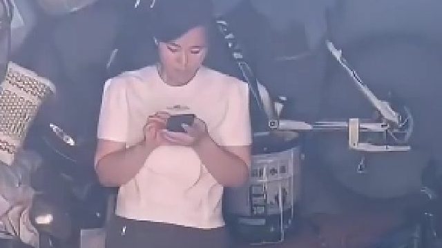 偷偷看肌肉男健身呢