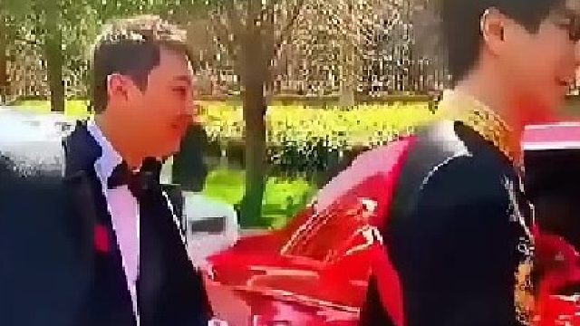 王思聪：借我的车娶我以前玩过的女网红，还要我给你开车门 。老弟你真行