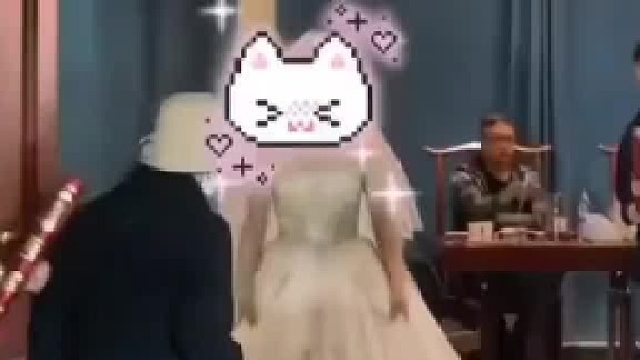 新娘入场瞬间大妈抢喜，主持人临场发言，把意外变成祝福