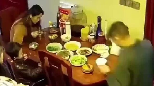 一家人正在吃饭 女儿骂了爸爸一句 ，你老师怎么教你的