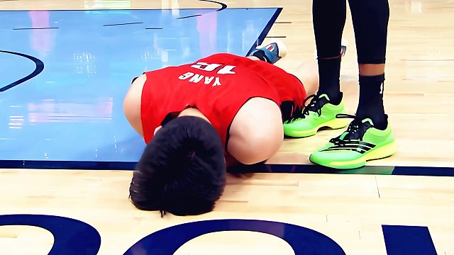 这不犯规？杨瀚森被打到面部头部撞地，开拓者主帅激动投诉！