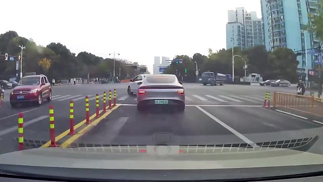 马桶搋子还能修车？一按一拽汽车凹坑瞬间消失，什么原理？