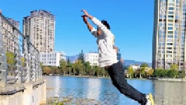 两兄弟跑酷极限挑战，万万没想到这么高这么远的距离还能跳回来！也太牛了