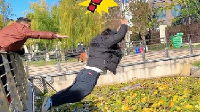 这个兄弟怎么见色忘友啊？