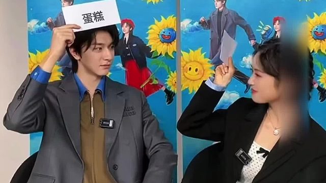 林一与沈月进行猜词互动，沈月被气得直接将纸张揉成了一团