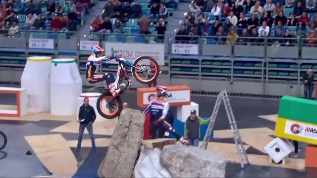 摩托车攀爬挑战赛，挑战的规则很很简单，全程双脚不能挨地