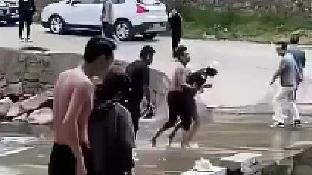 还好有个人看出来这女的不会水 跳下去救了 不然要出事的