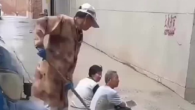 家门口修路，老两口有苦说不出