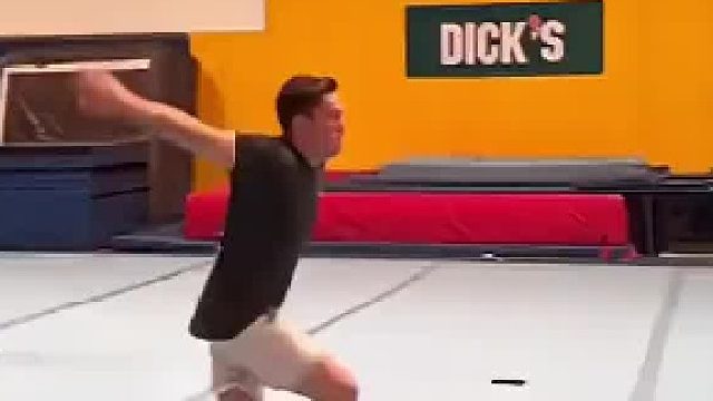 甲亢哥的弹跳力丝毫不输专业运动员，核心力量太炸裂