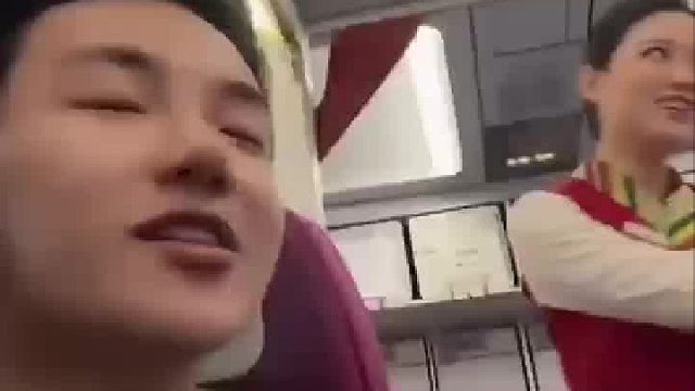 男生在飞机上偶遇空姐 是大学同学
