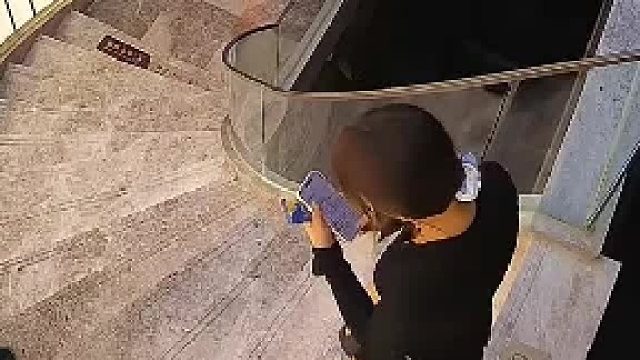 女子室内楼梯摔落真相曝光！你敢信？