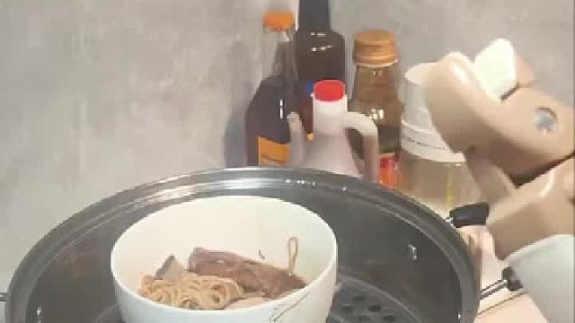 女子在网上买防烫夹，对着锅上的碗试验了起来