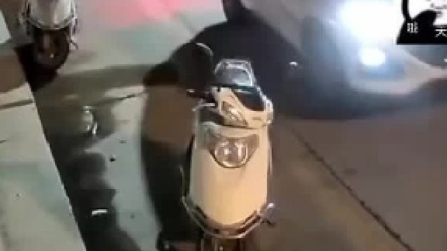 说真的  她想跑我就想追  吓死她  特别是小女孩