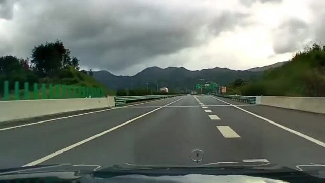 说真的，我不该笑 但是看见白车出场那一刻实在忍不住了