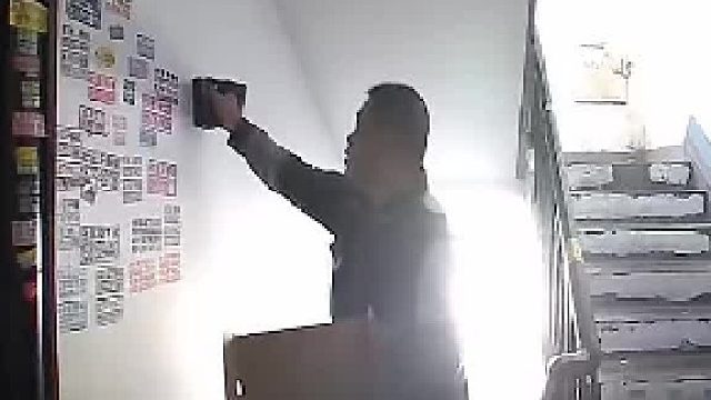 小区里刚把墙面翻新，贴小广告的来了丝毫不手软