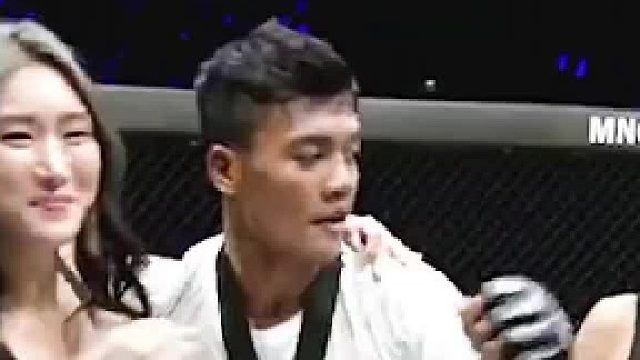 这孩子赢得比赛后有点不淡定了啊！这就叫年少轻狂啊！