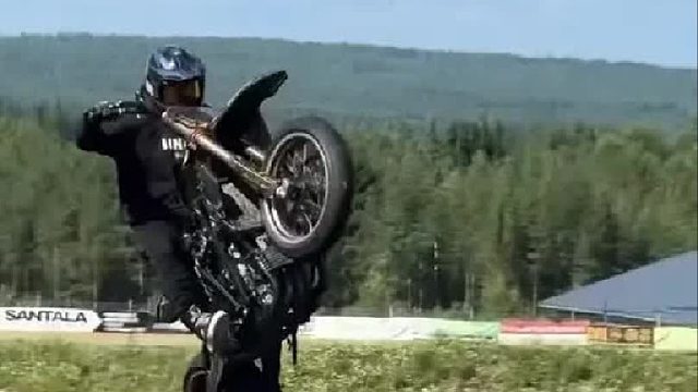 生命不该在沉默中腐朽，应该在激情中燃烧