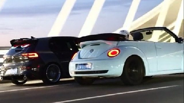 2岁的高尔夫带着他18岁的大哥甲壳虫出来遛弯了