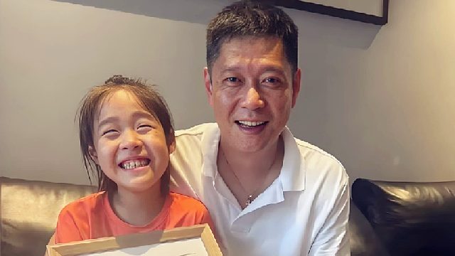 太可爱！邱贻可女儿谈爸爸出差的好处，两次脑筋急转弯被挖坑