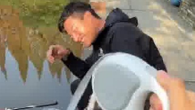 看似在笑，实则已经疯了