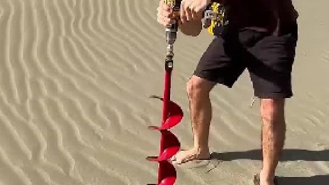 户外寻宝：小哥在沙漠中挖到了大量黑色石油