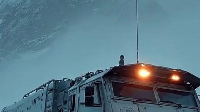 丧尸末世出行生存挑战让你穿越到其中一个场景生存（釜山行丧尸设定）#末日生存[话题]# #末日[话题]# #庇护所[话题]# #丧尸[话题]# #灾难[话题]#