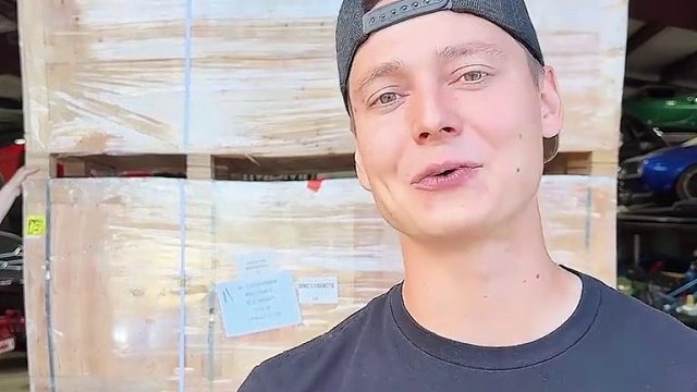 小哥从中国网购电动喷射艇，成了河边最靓的仔，男人至死是少年！