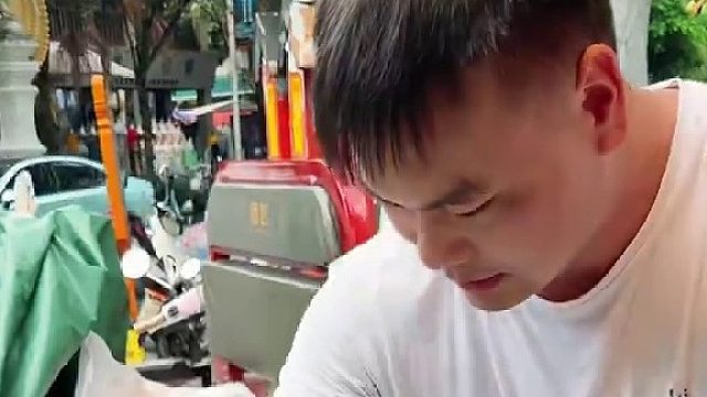 版纳街头十块三个的手摇冰棍 酸酸甜甜