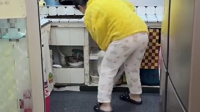 凌晨一阵敲门声 挣钱的祖宗回府了