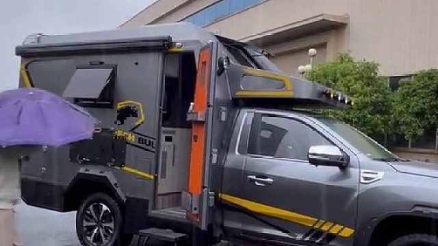 机甲牛的舒适空间 躲在车里听雨