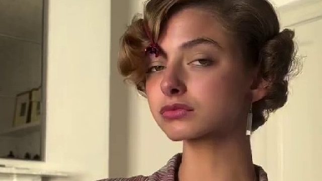 裙子的光感柔软的像水中的海藻