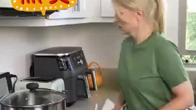 爸爸取下锅盖直接放一边，女儿见状演示正确的摆放方式，