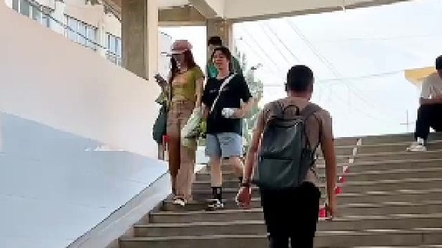 当年我双手插兜，卧槽，尬尴了