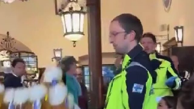 看比赛酒保自己摔倒啤酒洒了一地