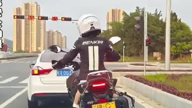 真佩服她的勇气，腿碰不到地也敢骑车