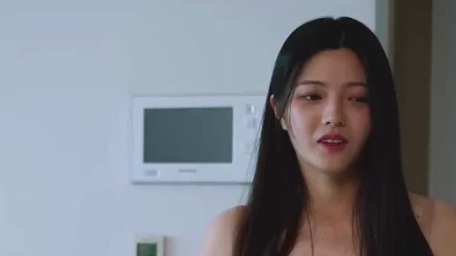 女子趁丈夫不在家把情夫带回家，却被丈夫抓个正着