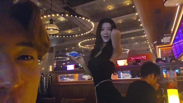 酒吧看小姐姐跳舞