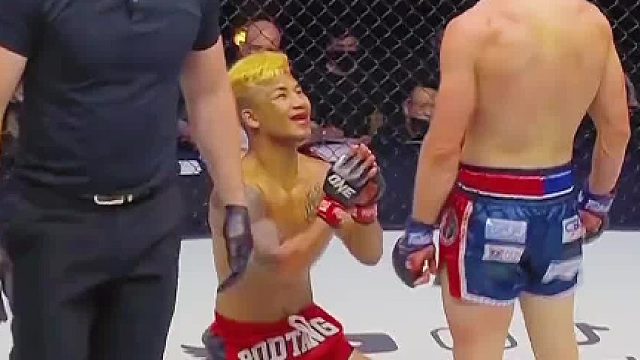 原来铁人面前也有柔情，擂台上难得一见的场面