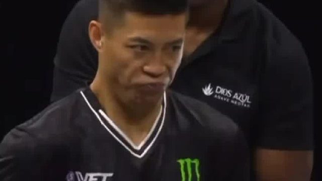 赵鸿刚扇耳光大战。看谁的脸更硬