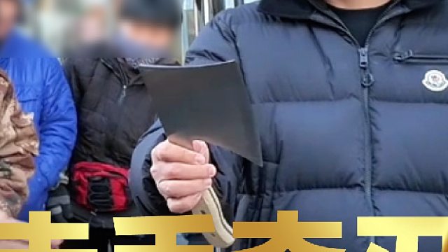 “商家提刀而来-松哥赤手夺刃”