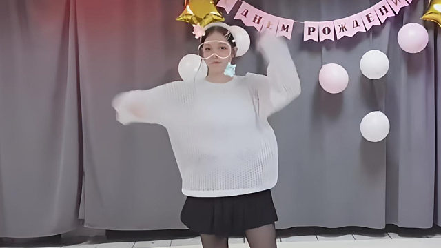 俄罗斯姑娘才艺表演24.03.22_铁锤(安吉丽娜)02