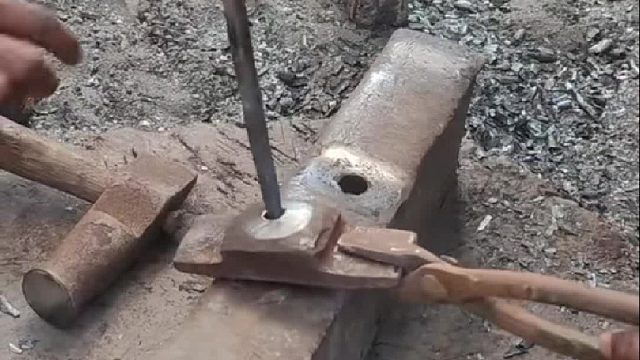 手工敲打制作钉子