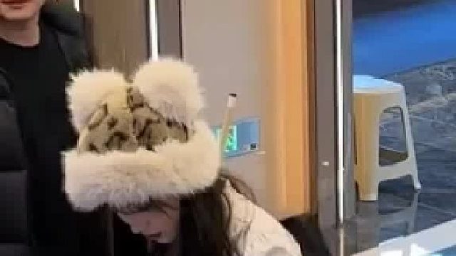 你嘎哈拿我帽子啊，我帽子呐