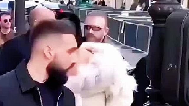 乔治娜出行保镖用强光手电筒爆射狗仔