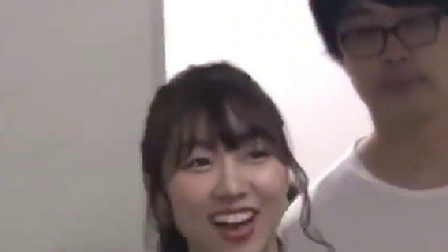 节目组忽悠妹子来到一处拍摄写真